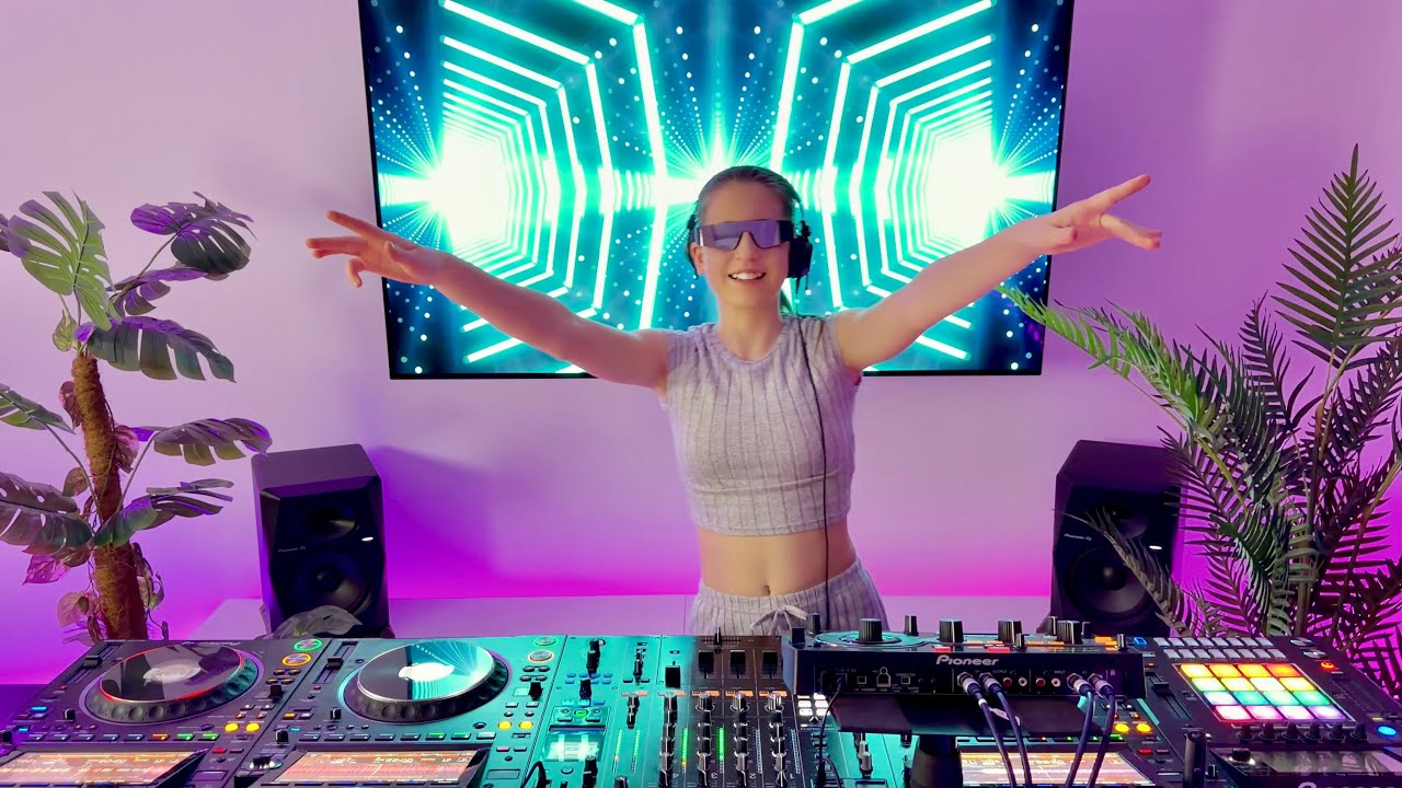 ⁣DJ Gabi – Weekly Electronic Journey: 1-hour Melodic Techno & Progressive House DJ Set | Session 