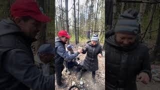 У бомжей на закуску оливки ) Юля кормит Сашу. Мусорщик. #леснойгородок #прикол #лесной #поселок