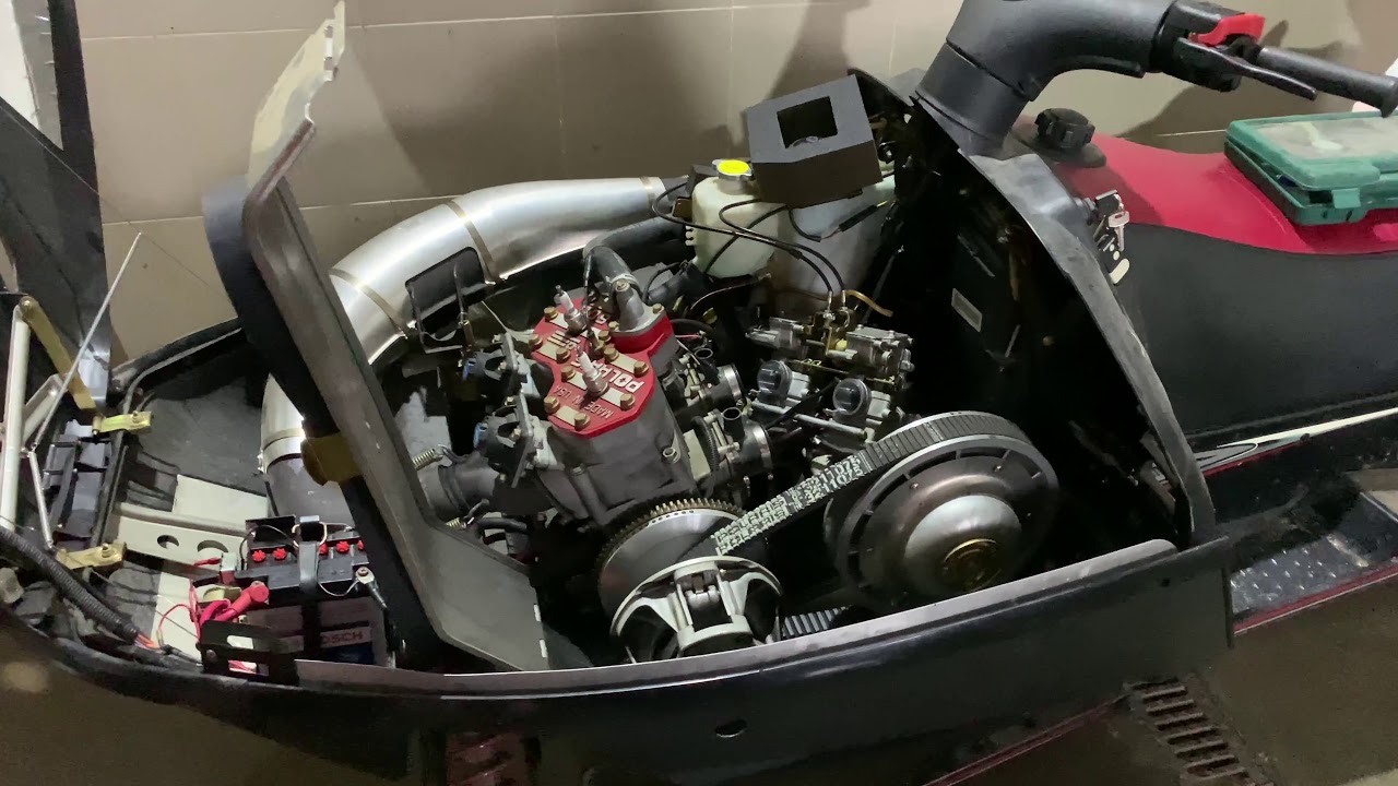 Хлопки в глушитель и карбюратор на двухтактном двигателе снегохода Polaris Classic Touring часть 1.