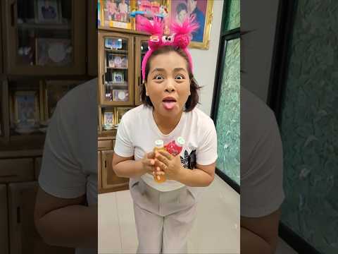 اشرب رشفة من الماء وأخرج لسانك مزامنة الشفاه مضحك مرح كوميديا