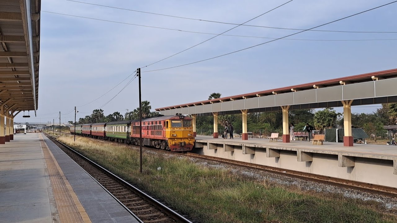 ขบวนธรรมดา 251 ธบ.-จข. จอดสถานีรถไฟเขาทโมน