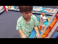 Ванюшка играет машинками на треках Hot Wheels. Космический транспорт