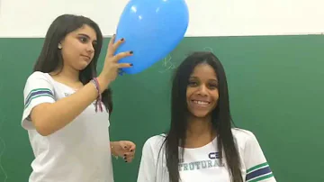 O que acontece se esfregar o balão no cabelo?