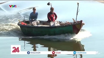 Lấy mẫu nước truy nguyên nhân bờ biển Đà Nẵng đen ngòm sau Tết | VTV24