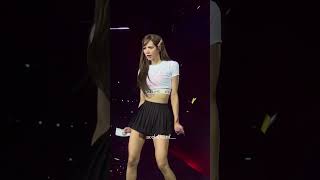 Lisa funny dance while holding money at Born Pink Bangkok Encore Concert😂