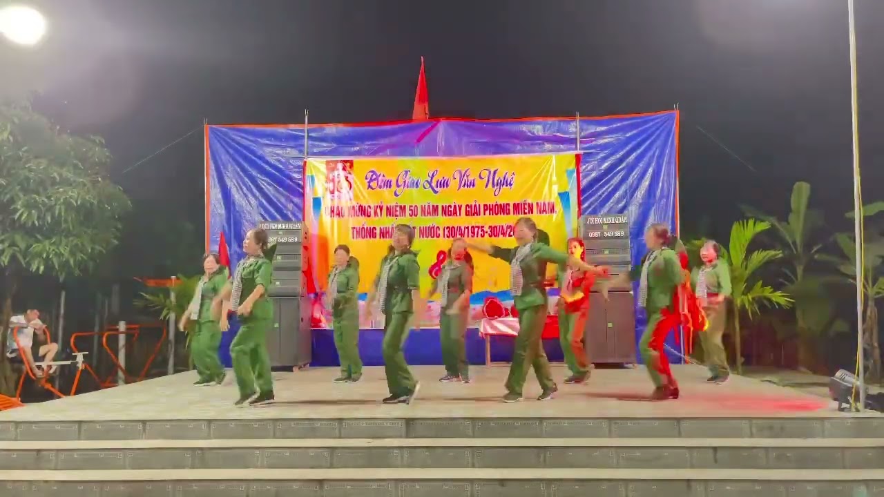 Cô gái mở đường