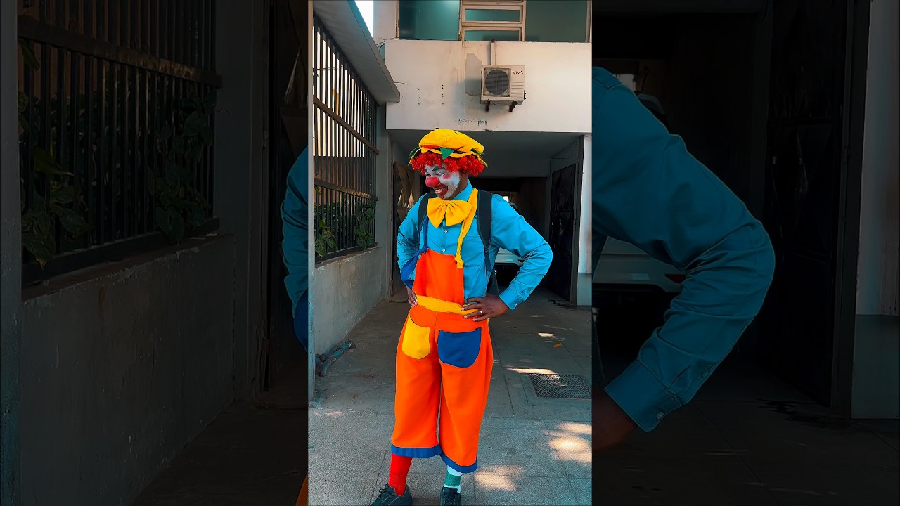 Só o palhaço biscoito para te fazer rir numa situação dessas 😂😂