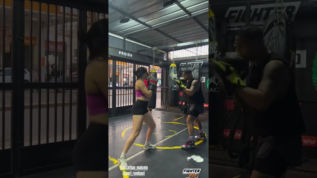 Jonathan Maicelo da clase de boxeo a una mujer