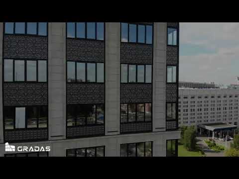 فيديو: قامت GRADAS بتصنيع حواجز شبكية مقطوعة بالليزر وفقًا لرسومات استوديو Artemy Lebedev لحي Iskra-Park