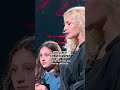La dolce Aurora canta “Ovunque Sarai” per il suo papà, un inno alla musica come rifugio. 🎶
