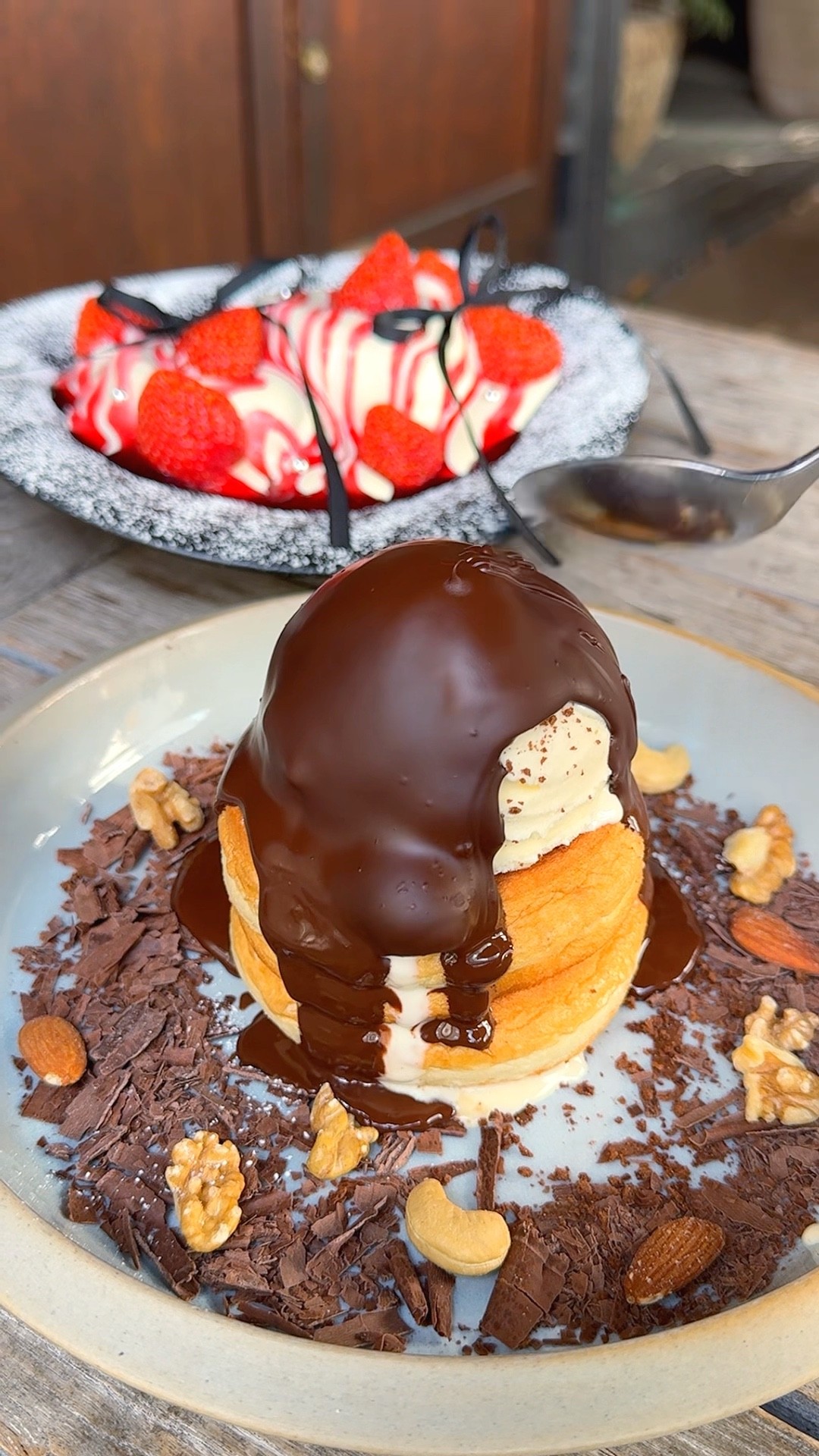 ラクレットチョコを流しかけるチョコだらけパンケーキ🍫 - YouTube ラクレットチョコを流しかけるチョコだらけパンケーキ🍫 - YouTube