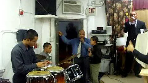 Janet Rosado Ministrando en culto de jovenes