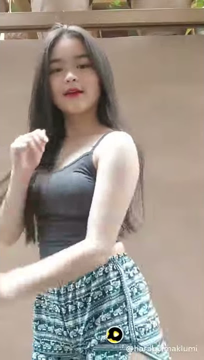 AKSI DEDEK CANTIK BAJU HITAM SUNGGUH MENGGODA BOSS