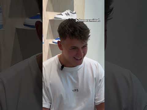 Männer testen Periodenkrampfsimulator