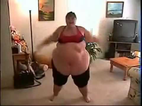 Dikke vrouw bezig met aerobics