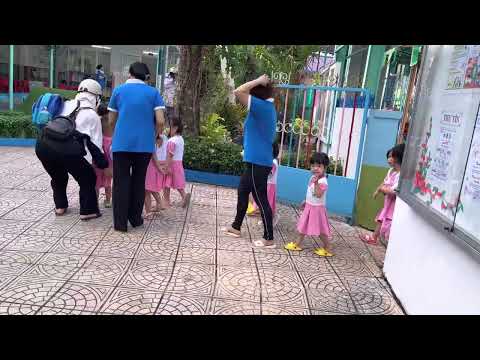 Video Em bé đi học mầm non rất ngoan. - YouTube