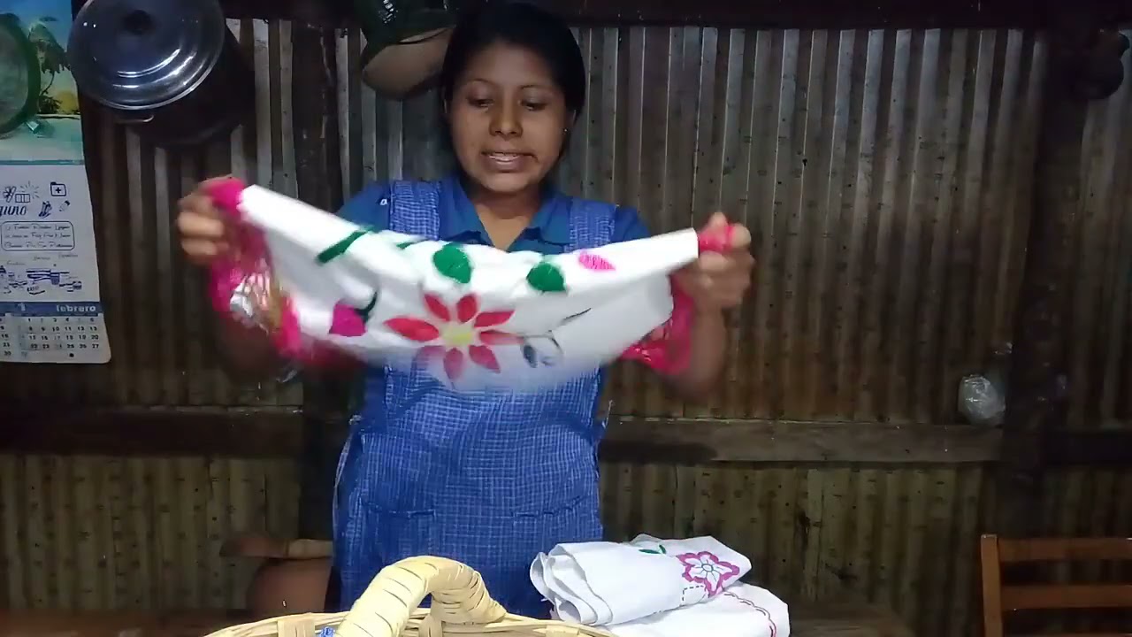 Hechando tortillas y cocinando un rico caldo de lengua de vaca.