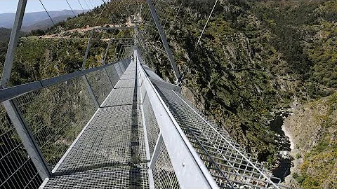 Où se trouve le pont pédestre au Portugal ?