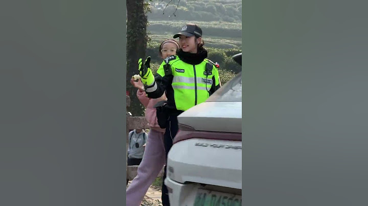 The rabbit police officer made a big gesture to express his denial. Live video. Hangzhou. Positi