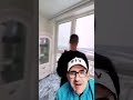 بيرمي الفلوس في الشارع     