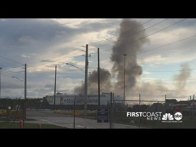 RAW VIDEO: Smoke plumes after explosion on vehicle-carrying ship in Blount  Island, injuring firefigh 