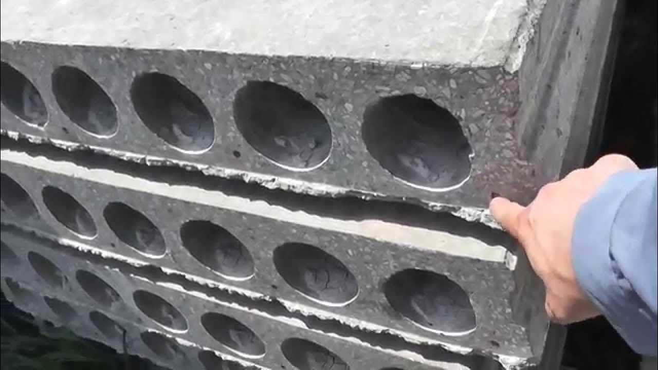 Делает бетонные плиты