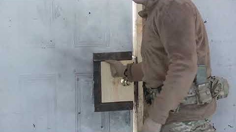 Como Abrir Una Puerta Con Una Patada Y Un Dinosaurio Lo Espera En La Puerta