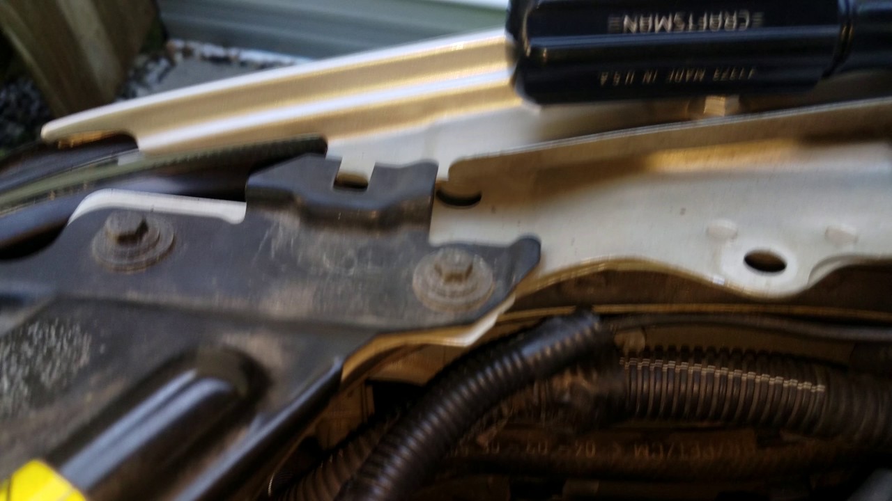 05 VOLVO S60R right front passenger turn signal bulb replacement YouTube