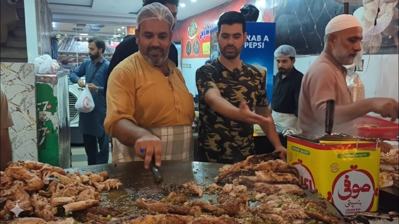 عراقي يجرب أكل الشوارع في باكستان 🇵🇰 لاهور😬 جربت احر الاكلات  ـ نزلت دمعتي من الحراره 🤣