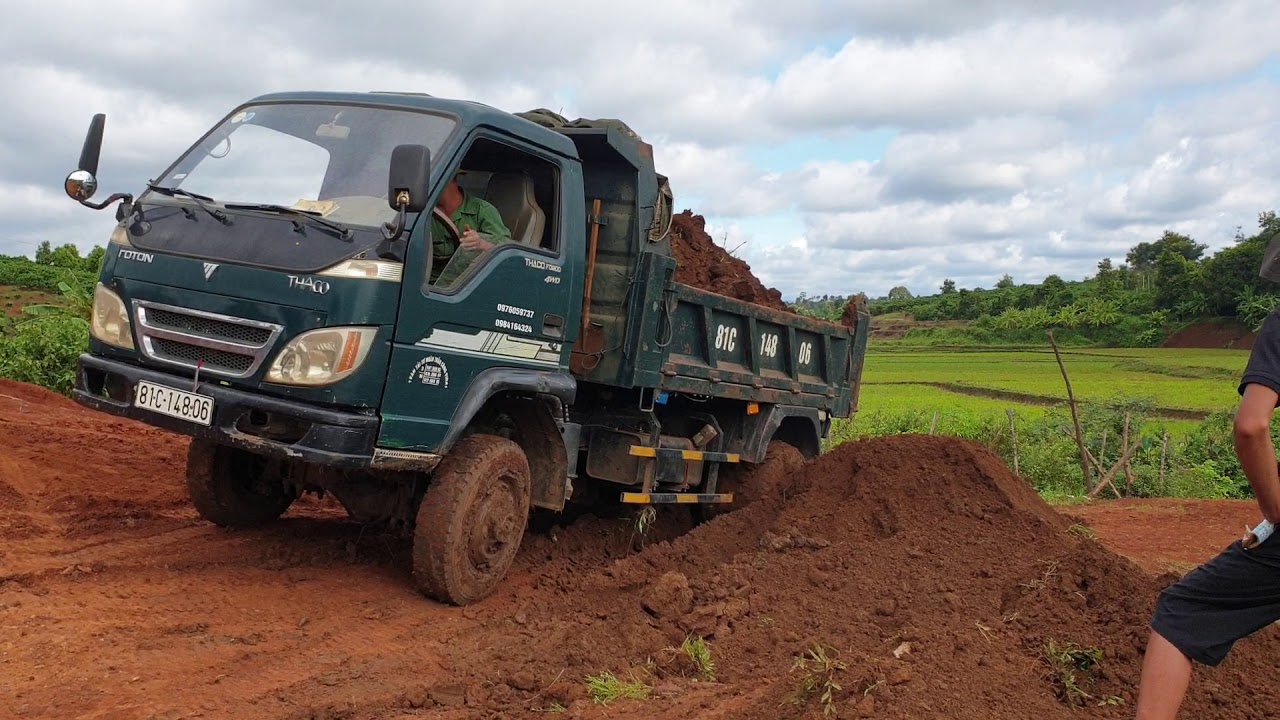 Xe ôtô tải thaco chở đất đổ đất - YouTube