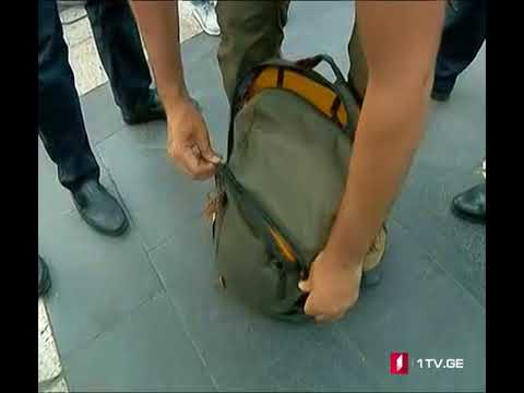 რა ნივთებს ატარებს ნიკოლ ფაშინიანი ზურგჩანთით