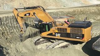 Cat 385C Excavator Loading Trucks - Kyvos Ateve