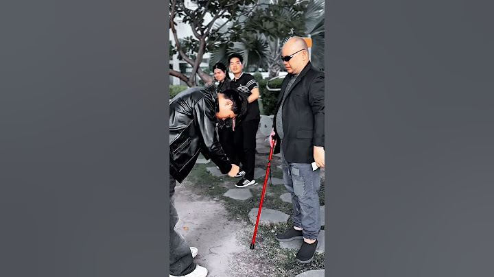 3231 thugs bully and throw water on mysterious blind man