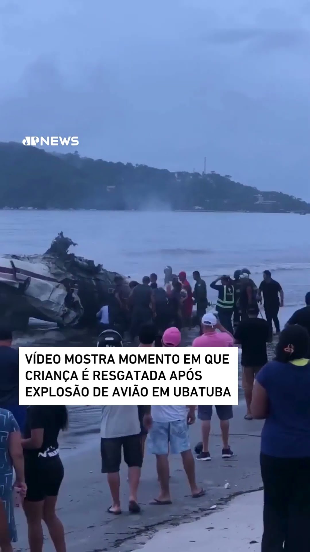 Vídeo mostra momento em que criança é resgatada após explosão de avião em Ubatuba