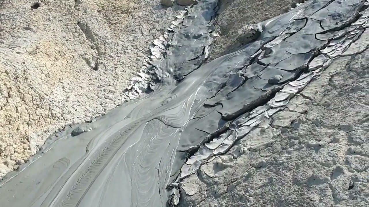 Плотный и ровный поток, вытекающий из грязевого вулкана.