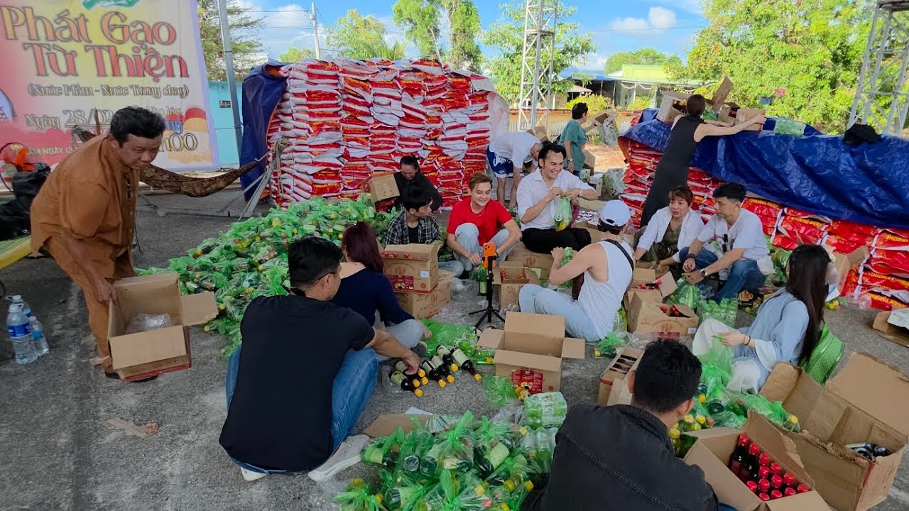 Ai Cũng Tươi Cười Với Khâu Chia Những Phần Quà Từ Thiện Đến Tay Bà Con Tại Dinh Thầy Thím 