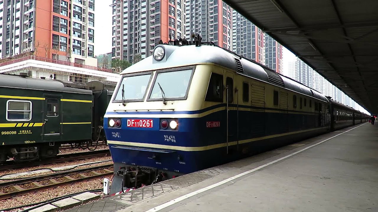 {CNR} DF11 0261 transfers no.1203 passenger train @ Shenzhen West Station (深圳西站)