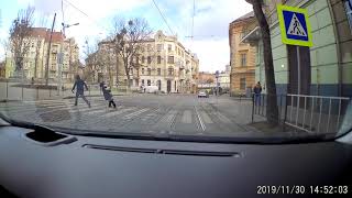 У Львові невідомий чоловік вдарив жінку У Львові невідомий чоловік вдарив жінку