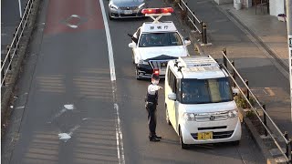 【緊急走行】ナンバーを読み間違えちゃうパトカー乗りの警察官がかわいい(*^-^*)昇降機を降ろしながらの走行、好きです！