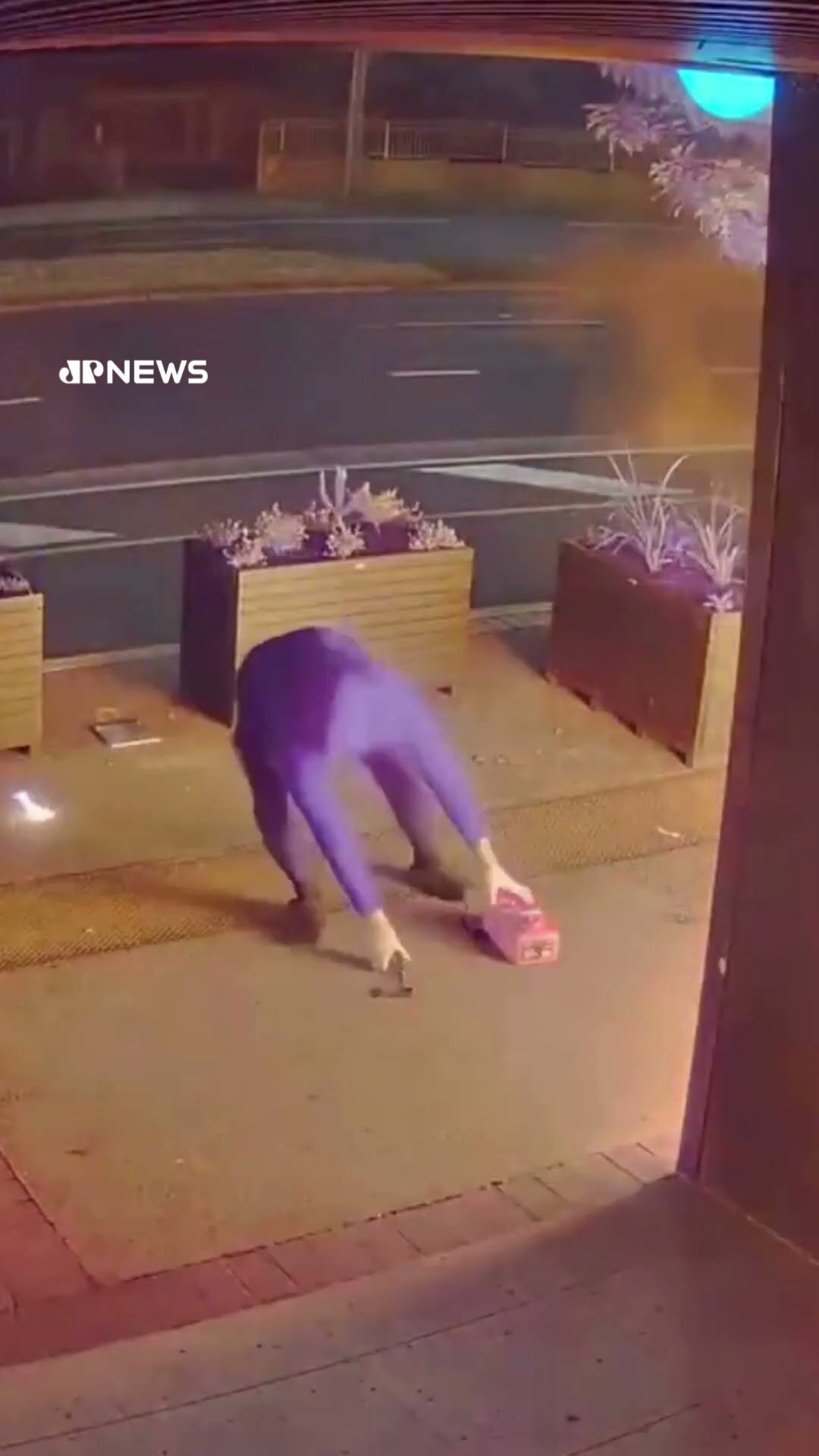 Criminoso tem roupas queimadas durante ataque em Melbourne, na Austrália #shorts