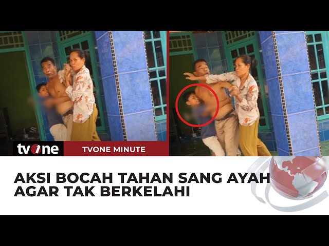 Bocah ini Tahan Sang Ayah Agar Tak Berkelahi dengan Penagih Hutang | tvOne Minute class=