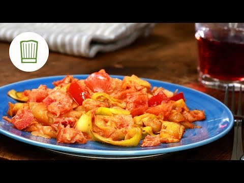 Zucchini-Karotten-Nudeln mit Hähnchen & Tomate. 