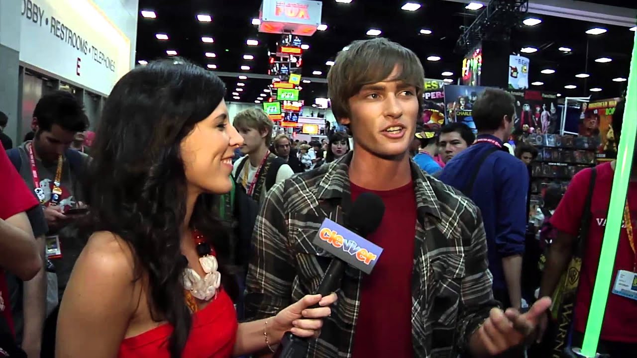 Алекс Хартман, Могучий Рейнджер, отправляется в турне Comic Con 2012 с Джослин Дэвис