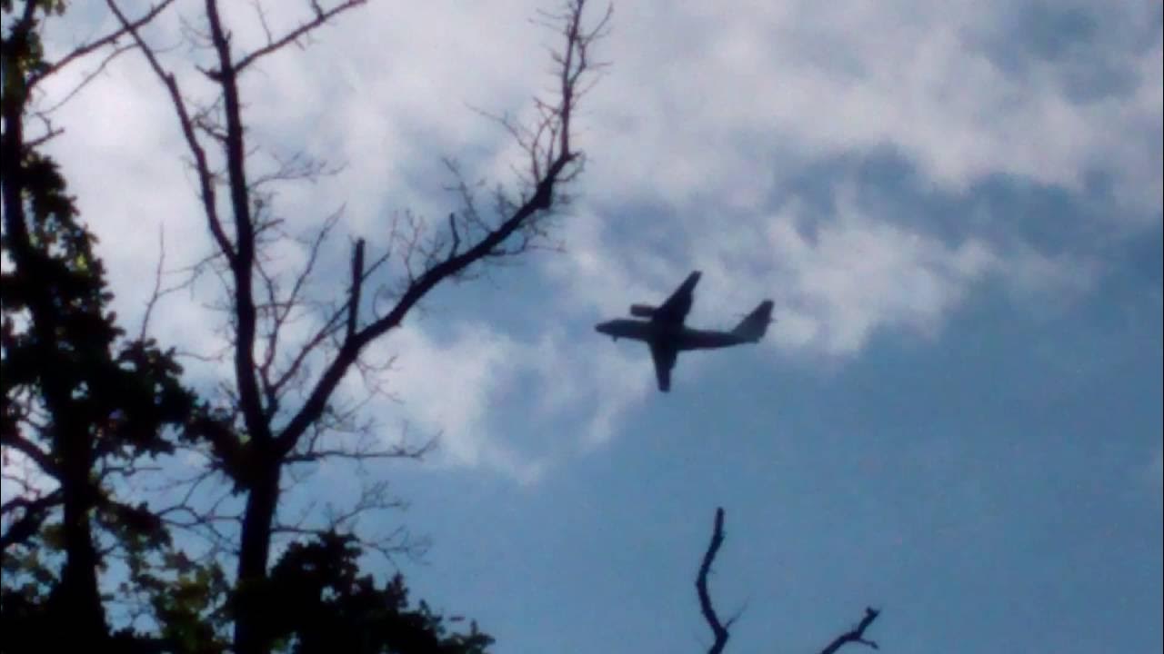 самолеты над воронежем. воронеж летающий военный самолет. самолет над воронежем. посадка самолета. самолет над воронежем.