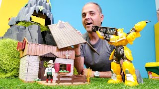 Transformers. Bumblebee dedesinin evinin çatısını tamir ediyor. Playmobil çiftlik oyuncakları