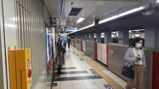 なんとなく電車：東京メトロ新宿御苑前駅：丸ノ内線茗荷谷行き発車光景