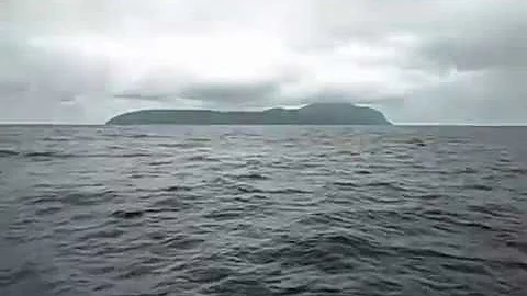 Does Isla Nublar have real dinosaur?
