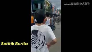 Ricuh satpol PP dengan pedagang saat penertiban pasar di salah satu pasar Kota Palembang.