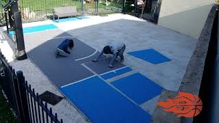 Installation d'un terrain de basket en dalles clipsables pour le revêtement de sol sportif