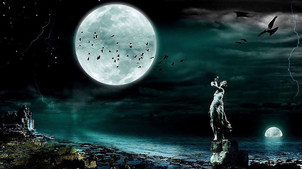 ночной лес. загадочная луна. луна в лесу. сиреневая луна. луна мистика.